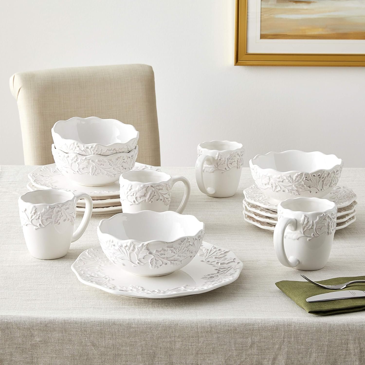 91yQb-p9wYL._AC_SL1500_.jpg Holiday-Themed Round Dinnerware 16-Piece Set - Image 1